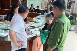 Cụ bà 70 tuổi đi bán 19 chỉ vàng vì tin lời 'công an'