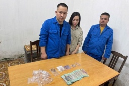 Hai người Trung Quốc bị cáo buộc bán vàng giả cho nhiều cửa hàng