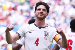 Declan Rice vừa ghi bàn vừa kiến tạo: Xứng đáng thủ quân mới của ĐT Anh