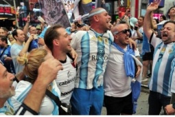 Chung kết World Cup: Sắc màu Argentina phủ kín Quảng trường Thời đại ở New York