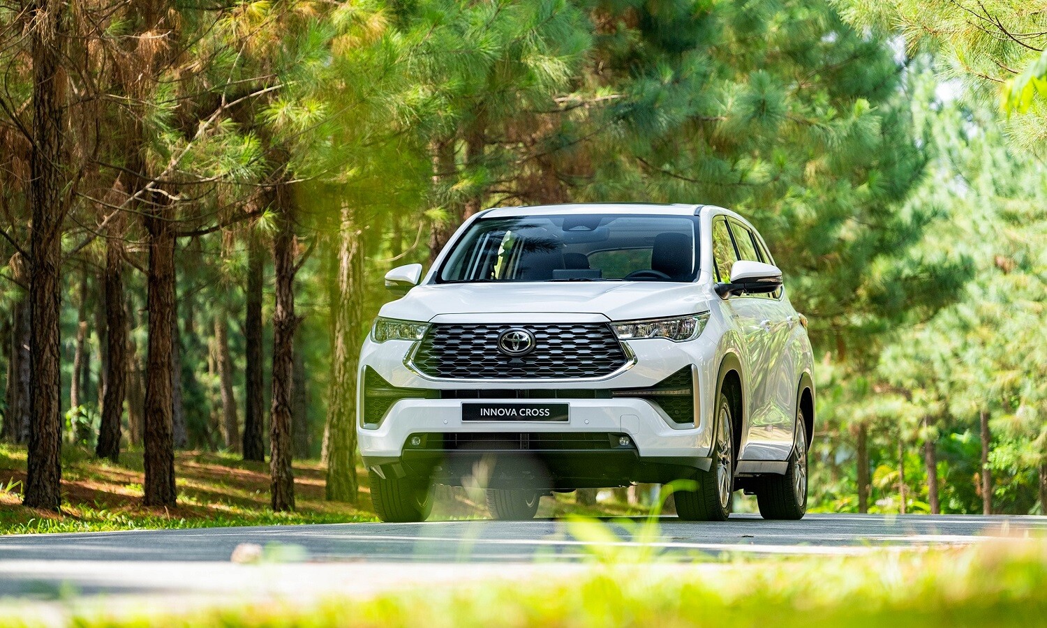So sánh Toyota Veloz Cross và Innova Cross: MPV hiện đại hay bề thế? - 10