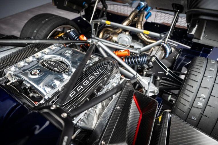 Huayra 70 Derecho được trang bị khối động cơ V12 xăng, dung tích 6.0L tăng áp kép do Mercedes-AMG.