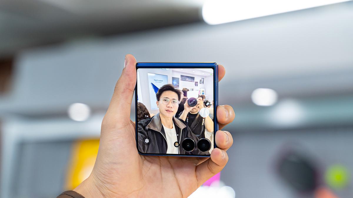Samsung Galaxy Z Flip7 gập vỏ sò thời trang