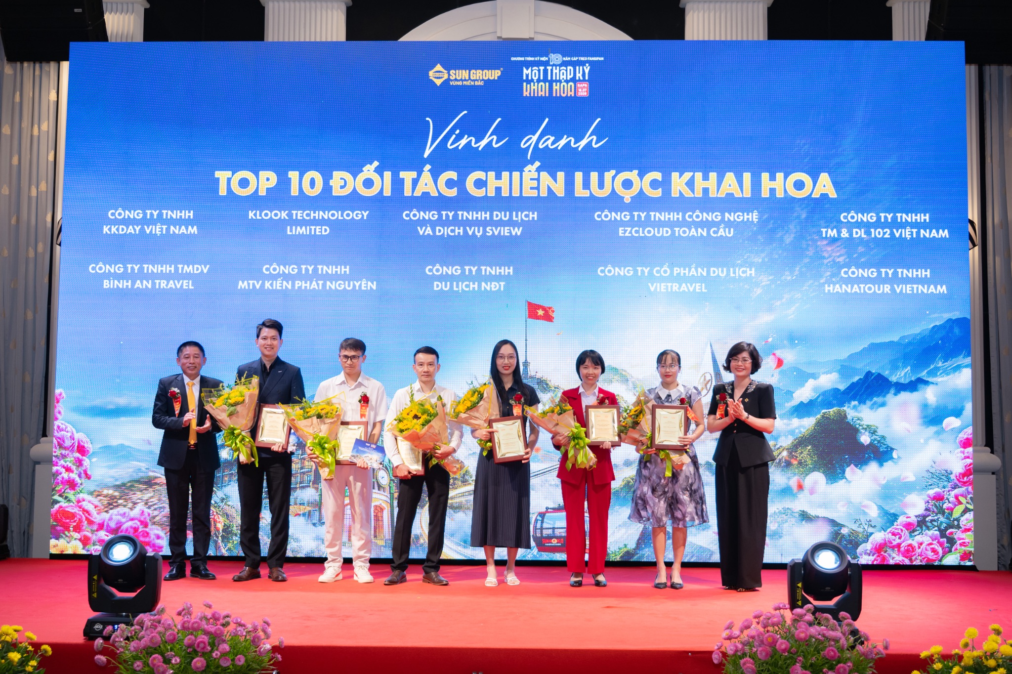 Sun Group cũng vinh danh Top 10 “Đối tác Chiến lược Khai hoa” tại sự kiện