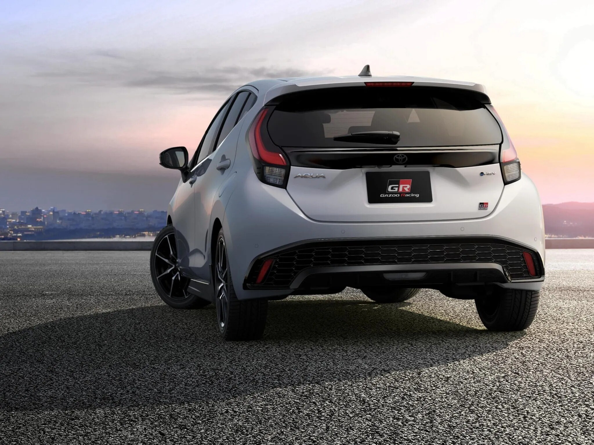 Các nhà thiết kế của Toyota cũng bổ sung các chi tiết trang trí màu xám nòng súng.