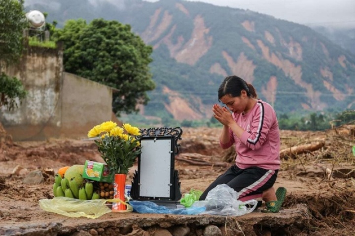 Lập bàn thờ tạm trên nền nhà sau lũ quét kinh hoàng, mòn mỏi chờ người thân trở về