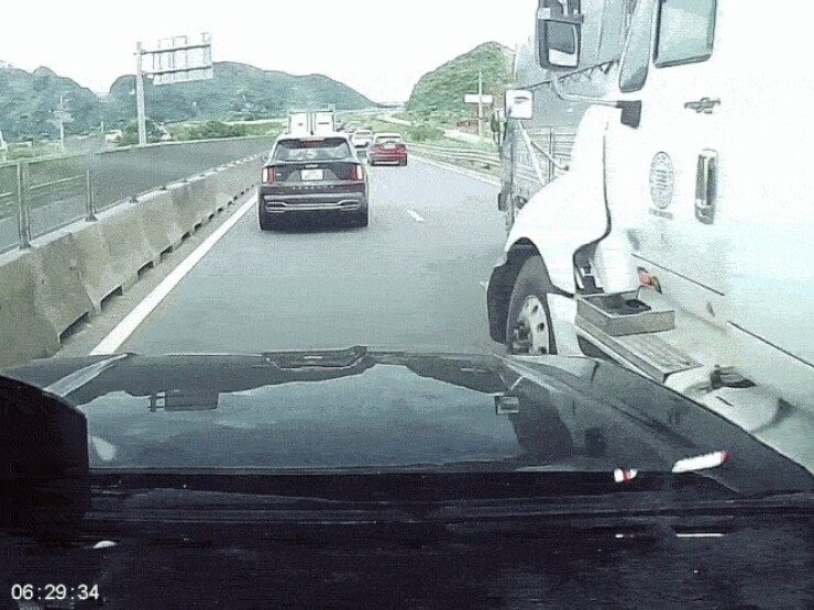 Clip: Xe container gây tai nạn liên hoàn trên cao tốc