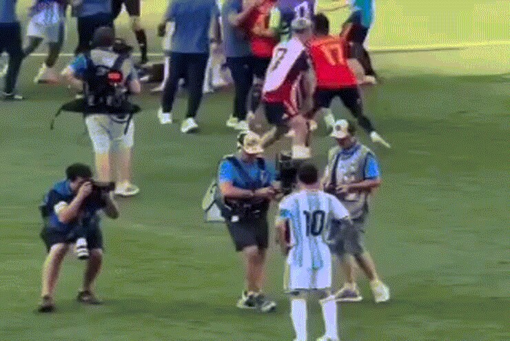 Khoảnh khắc Messi, Yamal 'tâm bất biến' giữa cảnh hỗn loạn
