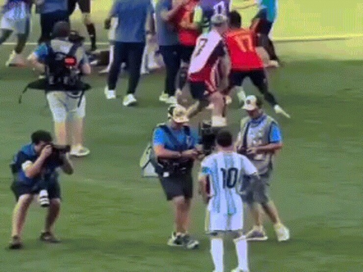 Khoảnh khắc Messi, Yamal 'tâm bất biến' giữa cảnh hỗn loạn