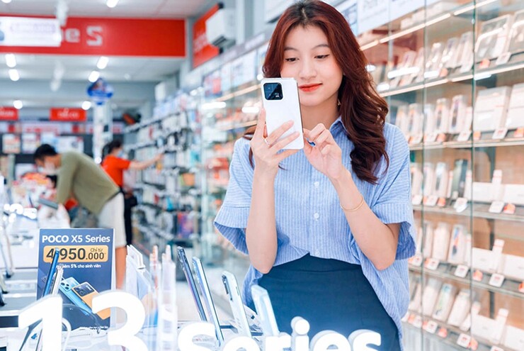 Mua sắm tại cửa hàng cho phép người dùng trải nghiệm máy trước khi quyết định chi tiền cho sản phẩm.
