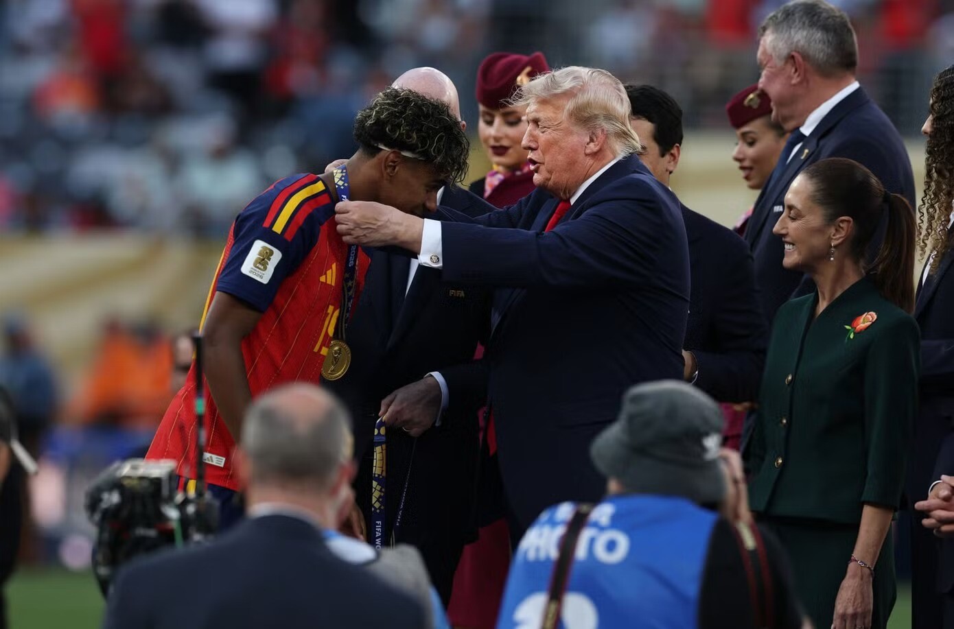 Ông Trump phớt lờ chủ tịch FIFA, bị mời ra khỏi bục nâng cúp của tuyển Tây Ban Nha - 2