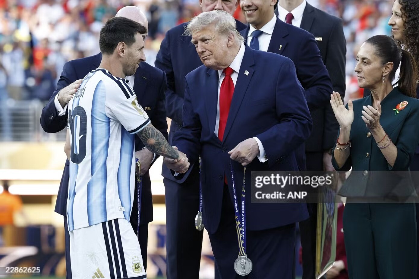 Ông Trump phớt lờ chủ tịch FIFA, bị mời ra khỏi bục nâng cúp của tuyển Tây Ban Nha - 3