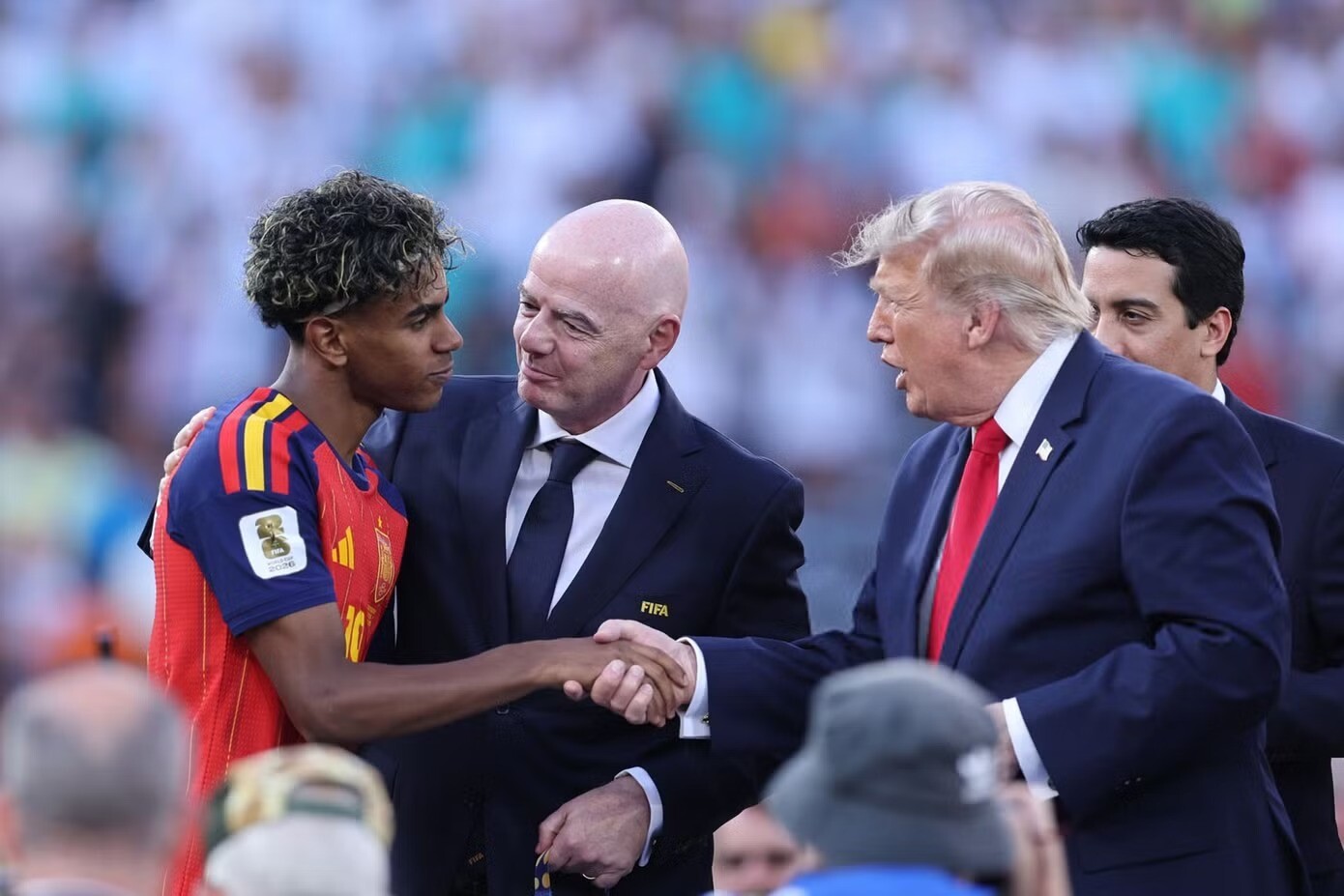 Ông Trump và chủ tịch FIFA trao cúp, huy chương cho Messi và các tuyển thủ Argentina, Tây Ban Nha.