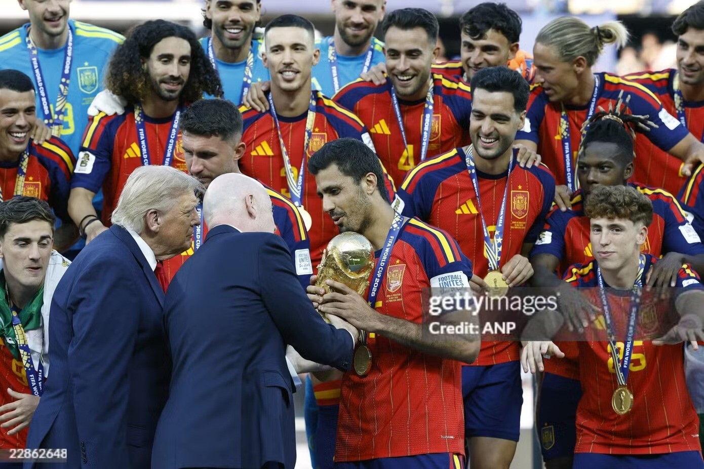 Ông Trump và chủ tịch FIFA trao cúp, huy chương cho Messi và các tuyển thủ Argentina, Tây Ban Nha.