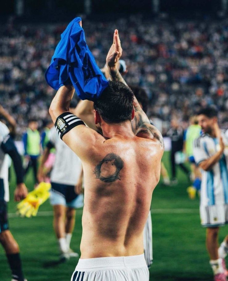 Loạt hình xăm thể hiện tình yêu gia đình của Messi - 2