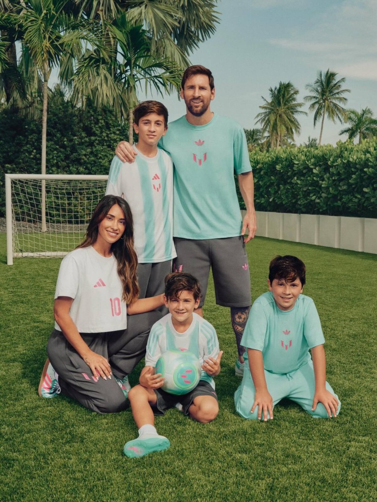 Loạt hình xăm thể hiện tình yêu gia đình của Messi - 9