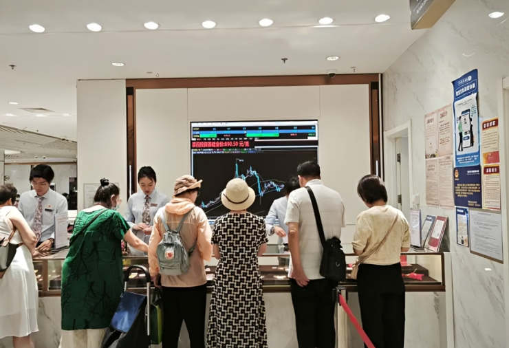 Dù giá vàng lao dốc nhưng nhiều người tiêu dùng Trung Quốc vẫn đổ xô mua vàng thỏi và vàng xu tại cửa hàng, trong bối cảnh nhu cầu đầu tư vàng tại Trung Quốc tăng vọt trong nửa đầu 2026. Ảnh: Baidu