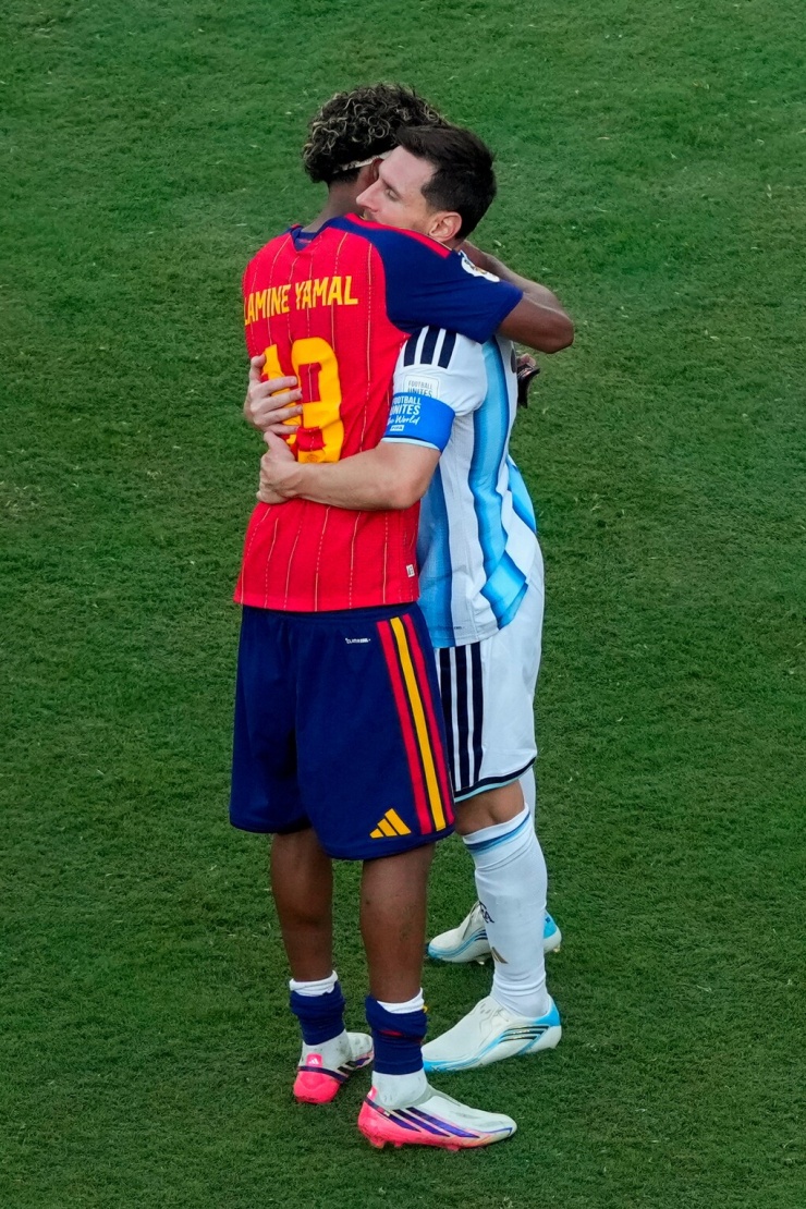 Lionel Messi ôm Lamine Yamal sau trận chung kết World Cup giữa Argentina và Tây Ban Nha trên sân MetLife, East Rutherford, New Jersey, Mỹ, ngày 19/7. Ảnh: AP