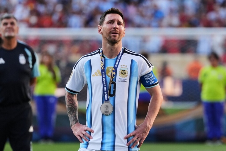 Tiền đạo Argentina Lionel Messi bật khóc sau trận thua Tây Ban Nha 0-1 ở chung kết World Cup 2026 trên sân MetLife, New Jersey, Mỹ ngày 19/7. Ảnh: AP