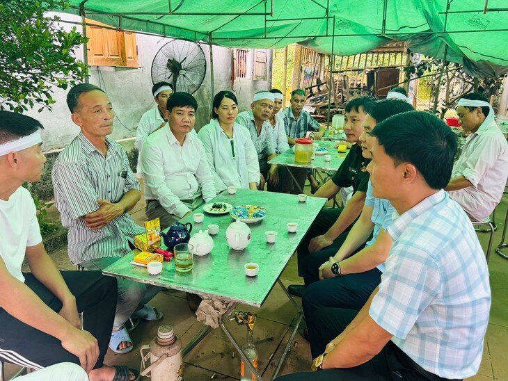 Đoàn công tác của xã Thạch Quảng chia buồn, động viên gia đình có người thân tử vong do tai nạn lao động.