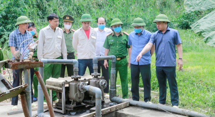Phó Chủ tịch UBND tỉnh Thanh Hóa Cao Văn Cường (thứ hai từ phải sang) kiểm tra thực tế hiện trường vụ tai nạn.