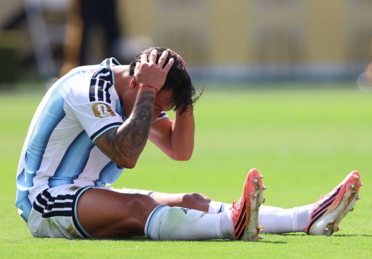 Lisandro Martinez phải rời sân sớm vì chấn thương - Ảnh: Selección Argentina