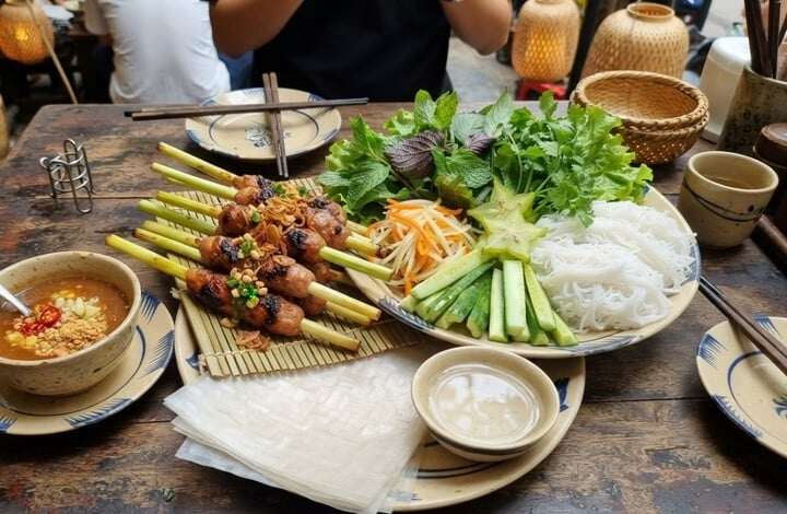 Nem lụi thường ăn kèm với bún. (Ảnh: IG)