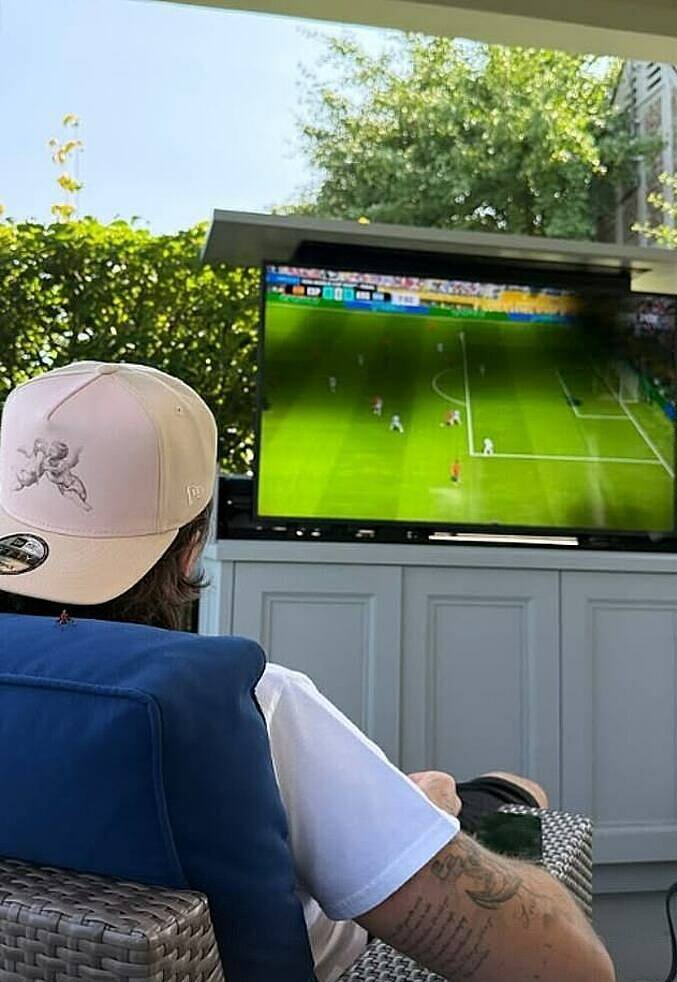 Brooklyn xem chung kết World Cup qua tivi từ nhà riêng. Ảnh: Instagram