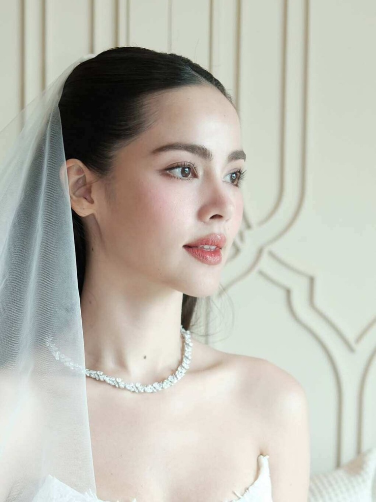 4 đầm tôn vóc 'mỹ nhân đẹp nhất Thái Lan' trong ngày cưới - 3
