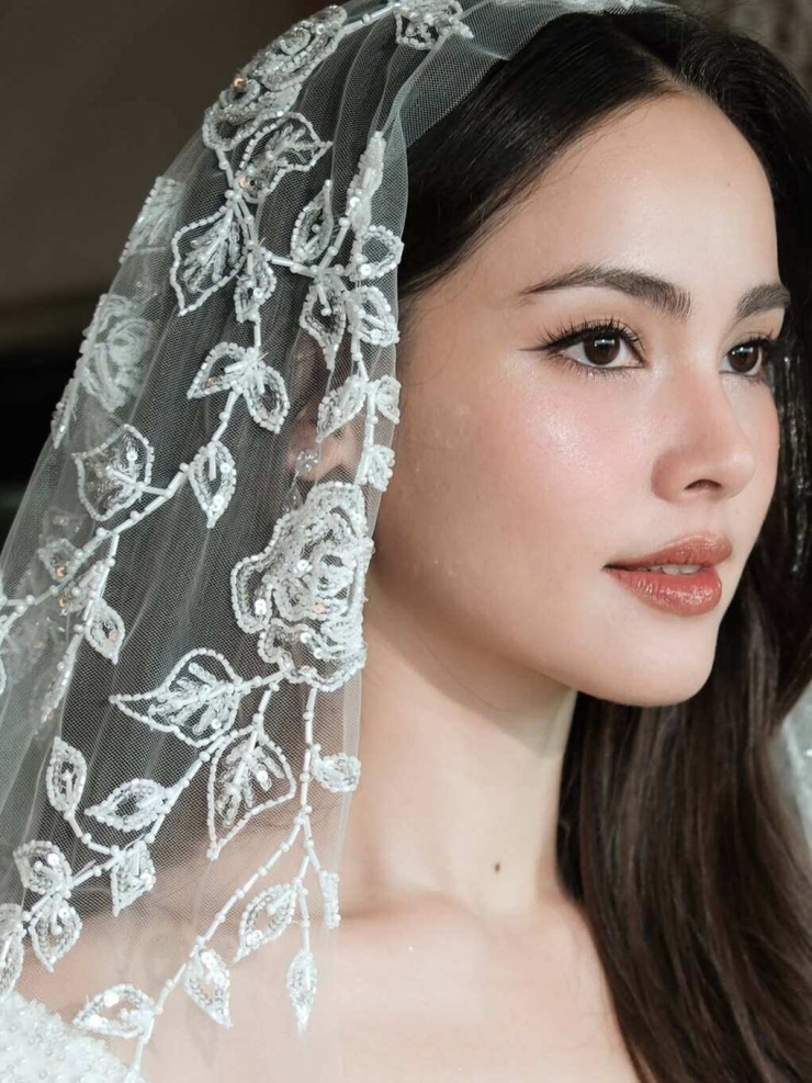 Yaya với đầm cưới sexy. Video: X