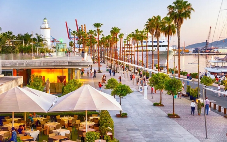 6. Malaga. Với sự pha trộn đa dạng của các nền văn hóa, thời tiết dễ chịu và những bãi biển tuyệt đẹp, Malaga là một trong những thị trấn ven biển tuyệt vời nhất ở Tây Ban Nha. Ngoài di sản nghệ thuật, Malaga còn tỏa sáng với kiến trúc Hồi giáo tinh tế.
