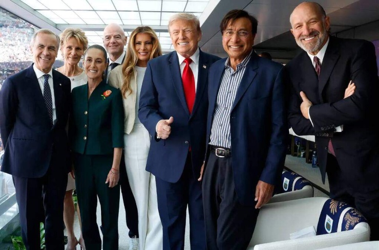 Vợ chồng ông Trump, chủ tịch FIFA và nhiều chính trị gia khác theo dõi trận chung kết từ khu VIP sân vận động MetLife ngày 19/7. Ảnh: FIFA