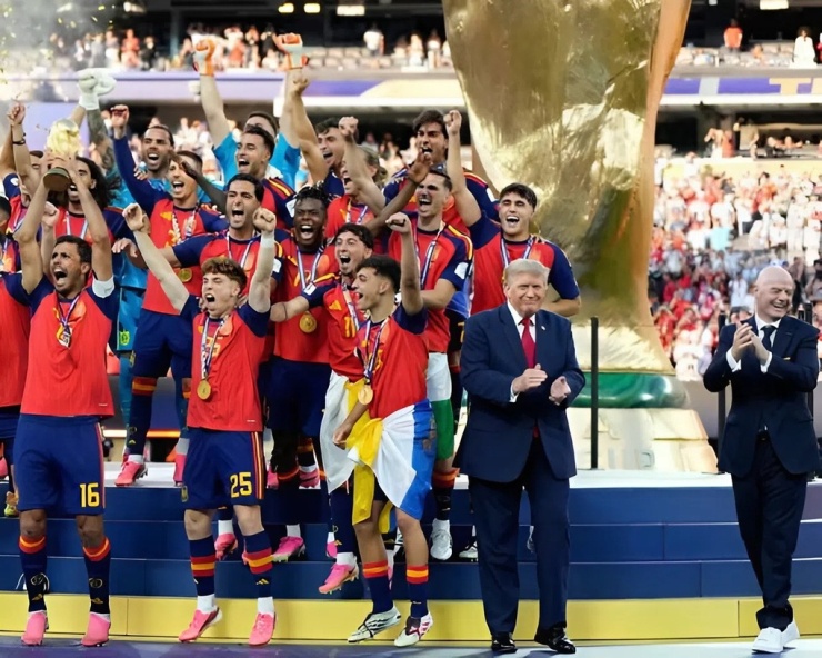 Tổng thống Mỹ cùng Chủ tịch FIFA trao huy chương vàng cho các cầu thủ tuyển Tây Ban Nha. Ảnh: AP