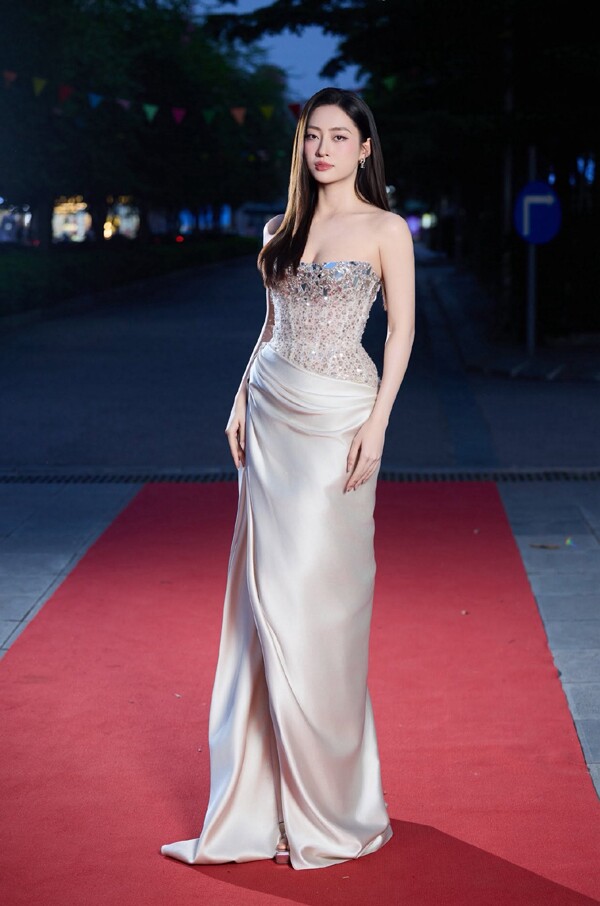 Màn catwalk viral của Lương Thùy Linh - 7