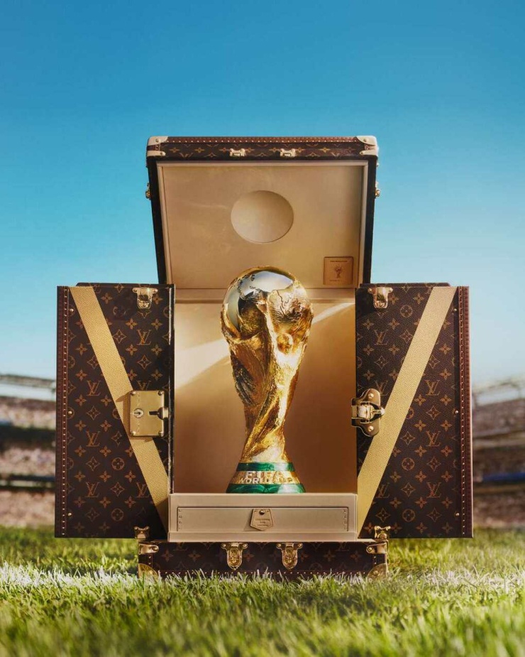 Chiếc rương xa xỉ do Louis Vuitton thiết kế để bảo vệ và vận chuyển cup vàng World Cup.