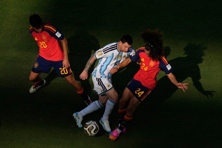 Marc Cucurella (24) và Pedri (20) áp sát Lionel Messi (10) trong trận chung kết World Cup giữa Tây Ban Nha và Argentina trên sân MetLife, thành phố East Rutherford, bang New Jersey, ngày 19/7. Ảnh: AP