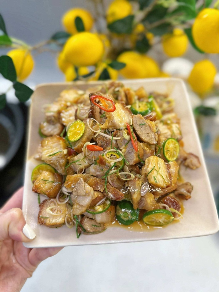 Một đĩa thịt ba chỉ lắc sả tắc thơm dậy mùi sả quất lá chanh, vị chua cay mặn ngọt hài hoà