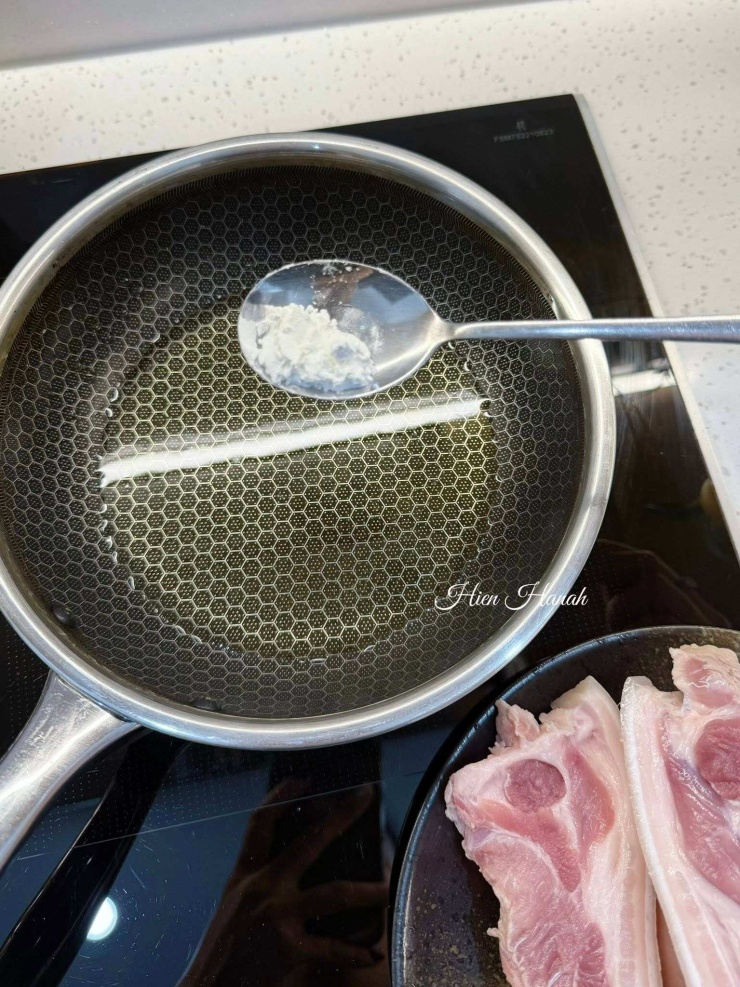 Cho thêm bột vào chảo dầu để rán thịt giảm bớt bị bắn