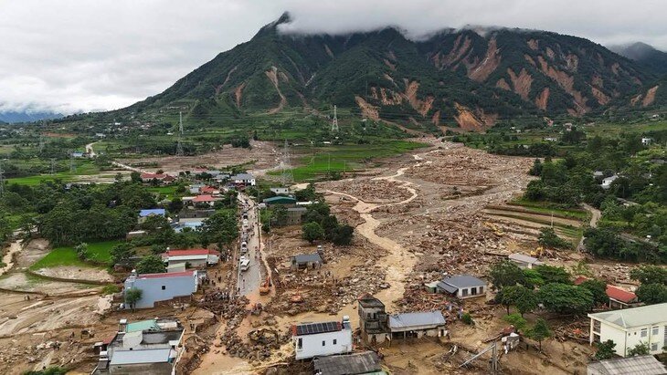 Không xây nhà, công trình ở khu vực ven sông suối, sườn đồi, mái dốc, khu vực từng xảy ra lũ quét, sạt lở đất hay có cảnh báo nguy cơ sạt trượt.