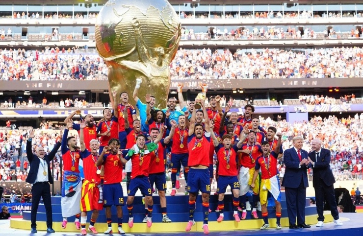 Tổng thống Mỹ Donald Trump và Chủ tịch FIFA Gianni Infantino (ngoài cùng bên phải) khi đội tuyển Tây Ban Nha nâng cúp vàng. Ảnh: AFP