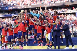 Ông Trump phớt lờ chủ tịch FIFA, bị mời ra khỏi bục nâng cúp của tuyển Tây Ban Nha