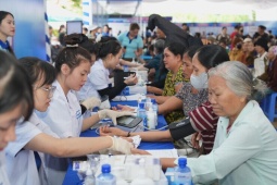Hàng ngàn người dân có hoàn cảnh khó khăn được khám sức khỏe, tầm soát đột quỵ và phát thuốc miễn phí