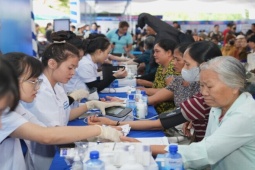 Hàng ngàn người dân có hoàn cảnh khó khăn được khám sức khỏe, tầm soát đột quỵ và phát thuốc miễn phí