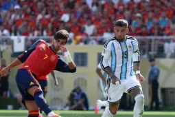 Truyền thông Argentina thừa nhận đội nhà sai lầm, ngả mũ thán phục Tây Ban Nha