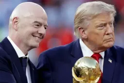 Ông Trump phớt lờ chủ tịch FIFA, bị mời ra khỏi bục nâng cúp của tuyển Tây Ban Nha