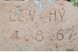 Tấm bia khắc chữ "LÊ V HỶ - 4.8.67":Thắp hy vọng tìm thấy liệt sĩ của gia đình ở Hải Phòng