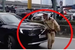 Xôn xao clip ô tô ủi một CSGT rồi tăng ga bỏ chạy trên đường phố Hà Nội
