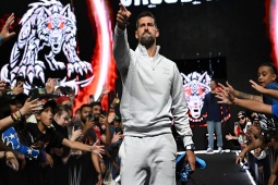 Djokovic ra mắt ấn tượng giải đấu vật danh tiếng WWE, trổ tài ném rổ như siêu sao NBA