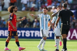 Messi mách trọng tài sao Tây Ban Nha che miệng, bị cười chê "cư xử như trẻ con"