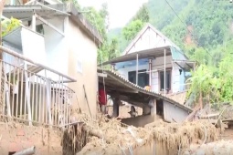 Người dân vùng lũ quét Mường Than khóc nức nở khi về nhà